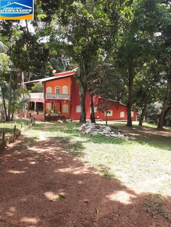 IMOBILIÁRIA FERNANDES vende excelente chácara à 15km do Gama-DF. A chácara conta...