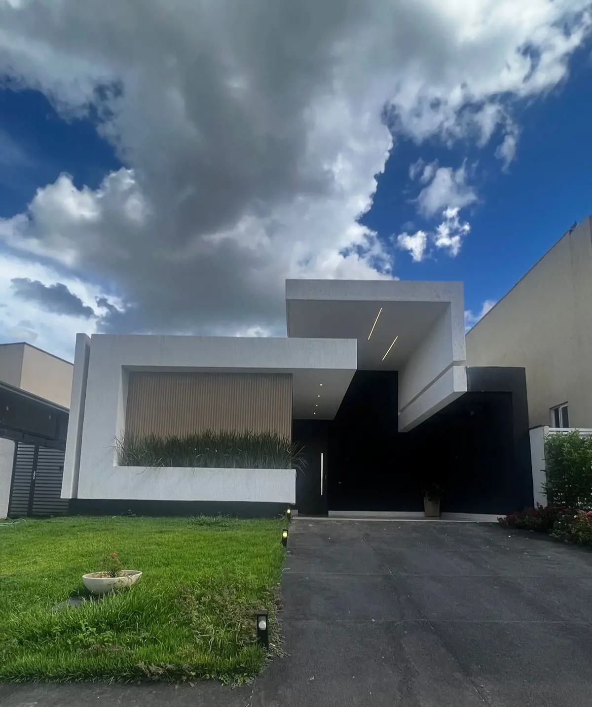 Casa no Jardim Veneza com 4 suítes sendo 2 com armários, 04 banheiros, lavabo, s...