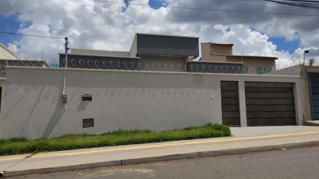 Vende-se casa com ótimo acabamento no Setor Jardim Luz, em Aparecida de Goiânia ...