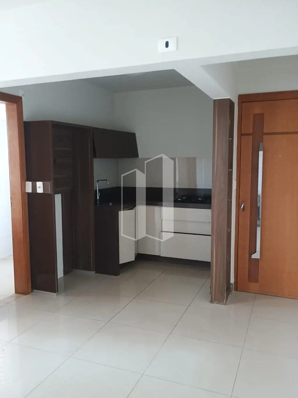 Apartamento composto por 2 quartos, sala, cozinha com armarios, banheiro social,...