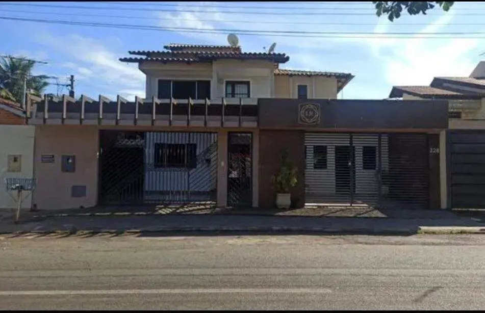 Sobrado com 4 quartos, 4 suítes com armários, proporcionando privacidade e exclu...