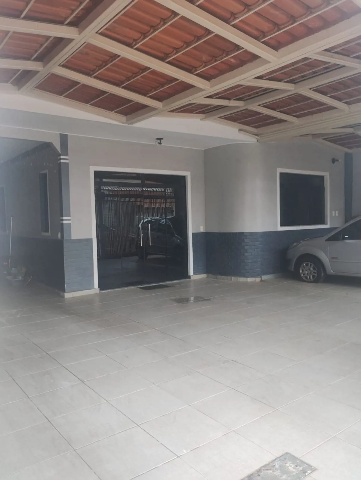 Em um lote de 275m² no setor leste se encontra essa excelente casa contendo:7 qu...