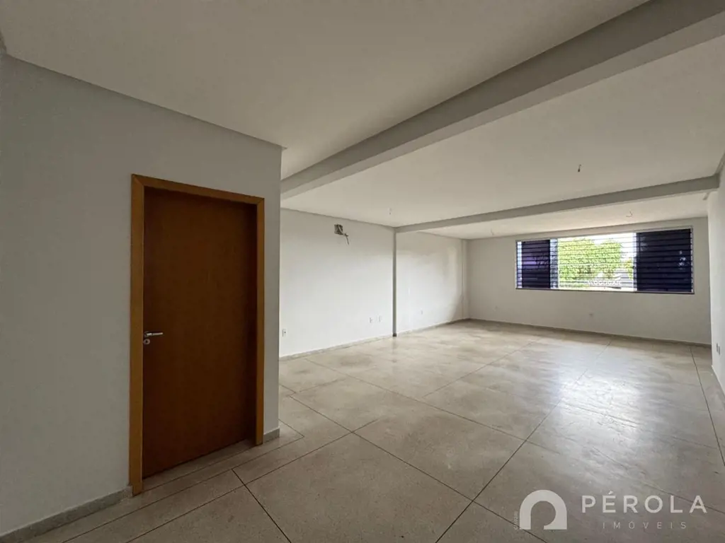 Sala comercial piso superior medindo 62,64m² com um banheiro. Estacionamento rot...