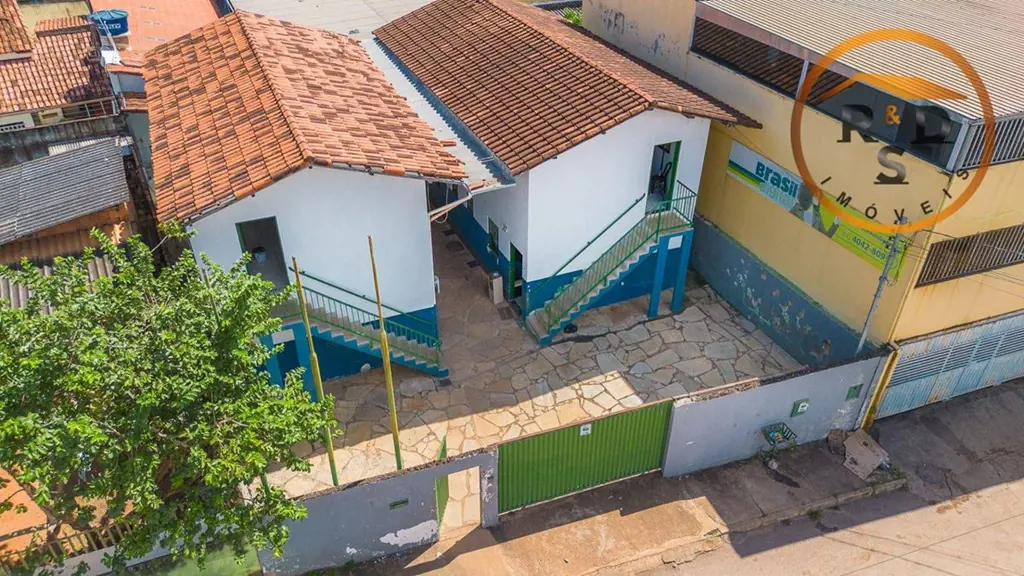 Prédio na rua do Caic, montado para funcionamento de escola, contando com 8 sala...