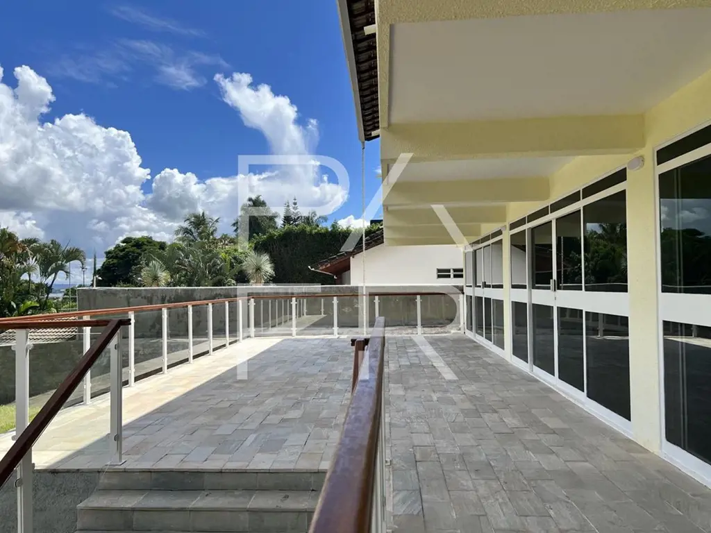 Localizada na nobre área do Lago Sul, esta residência de aproximadamente 1000 m²...