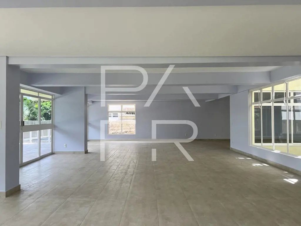 Localizada na nobre área do Lago Sul, esta residência de aproximadamente 1000 m²...