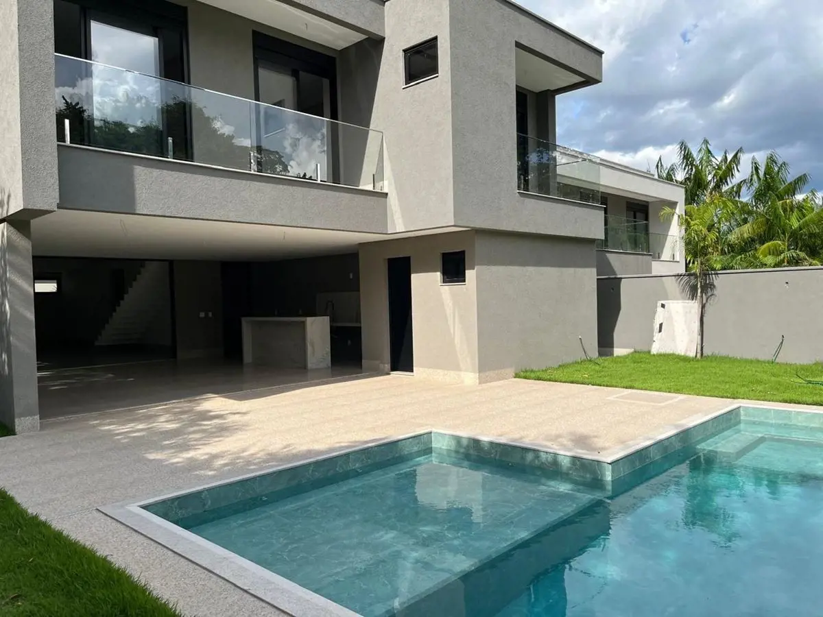 Excelente sobrado com 05 suítes sendo 01 master e 01 no piso térreo, escritório,...