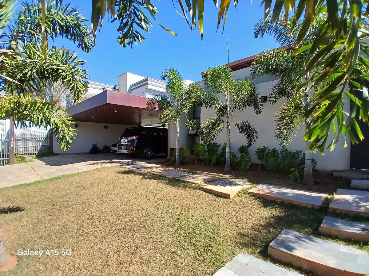 Vendo linda casa na QL 2 do Lago sul em Brasília, região mais valorizada do DF.O...