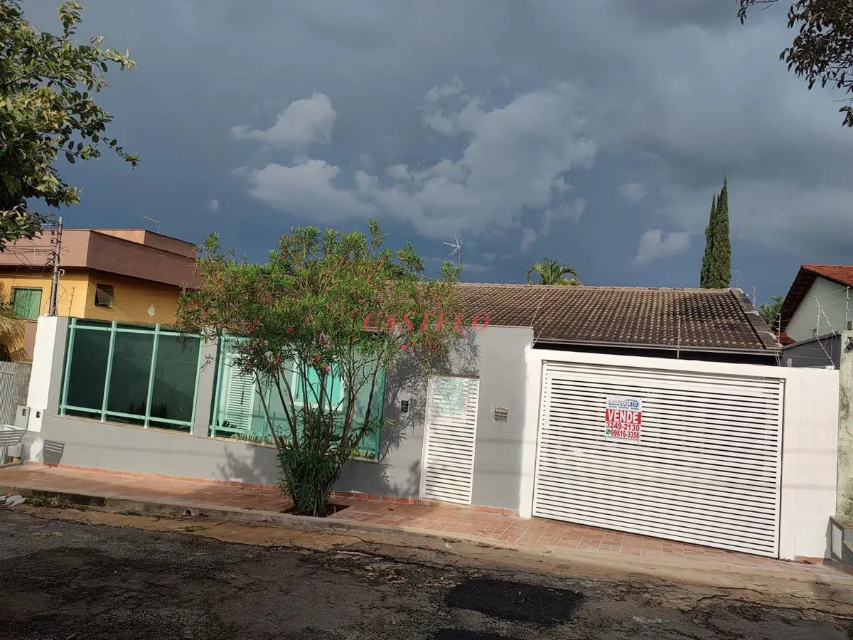 Terreno com 394 m²Área construída de 237 m² 4 Vagas de garagem: 2 cobertas e 2 d...