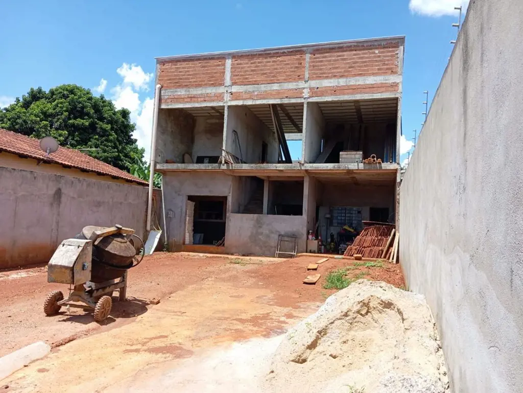 Vende-se Sobrado no Setor São Carlos, em fase de acabamento, projeto atual e mod...