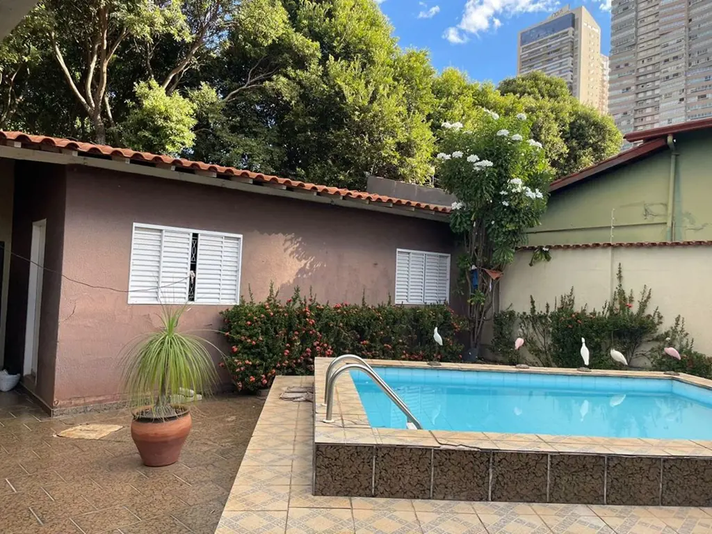 Vende-se Casa no Setor Sul em Goiânia, sendo 3 quartos, 1 suíte e todos os quart...