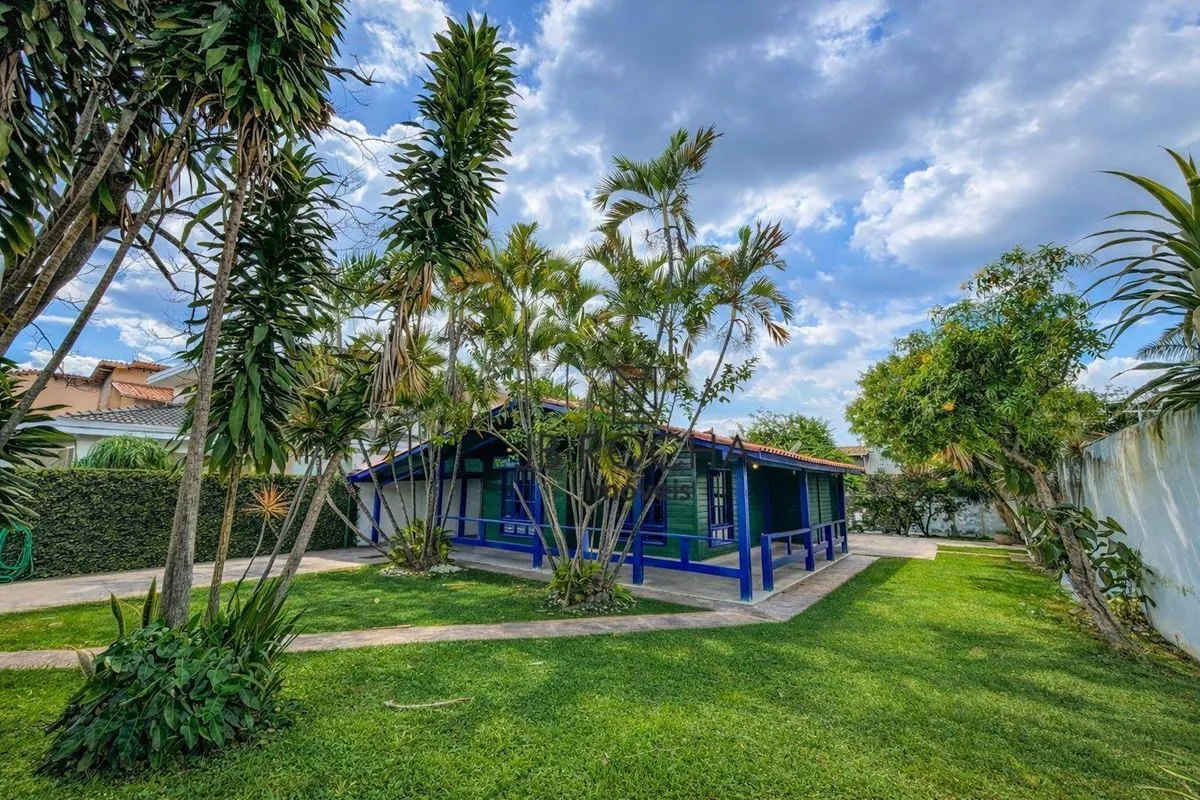 JB ROCHA IMÓVEIS VENDE COM EXCLUSIVIDADECasa térrea, de madeira, no Condomínio J...
