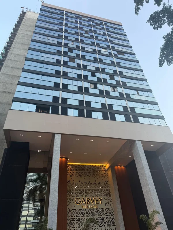 O Hotel-Flat localizado na SHN Quadra 02 Bloco J, ASA NORTE, Brasília, DF, ofere...