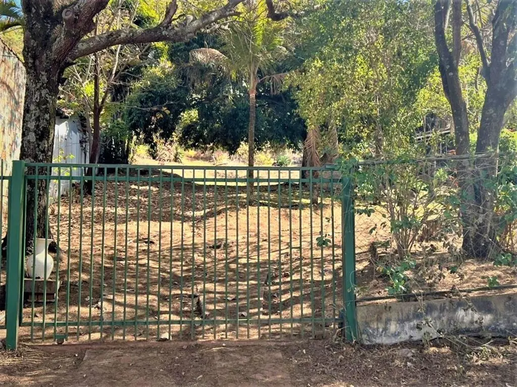 Julisce Alencar Assessoria Imobiliária Vende...Lote localizado no Condomínio Qui...