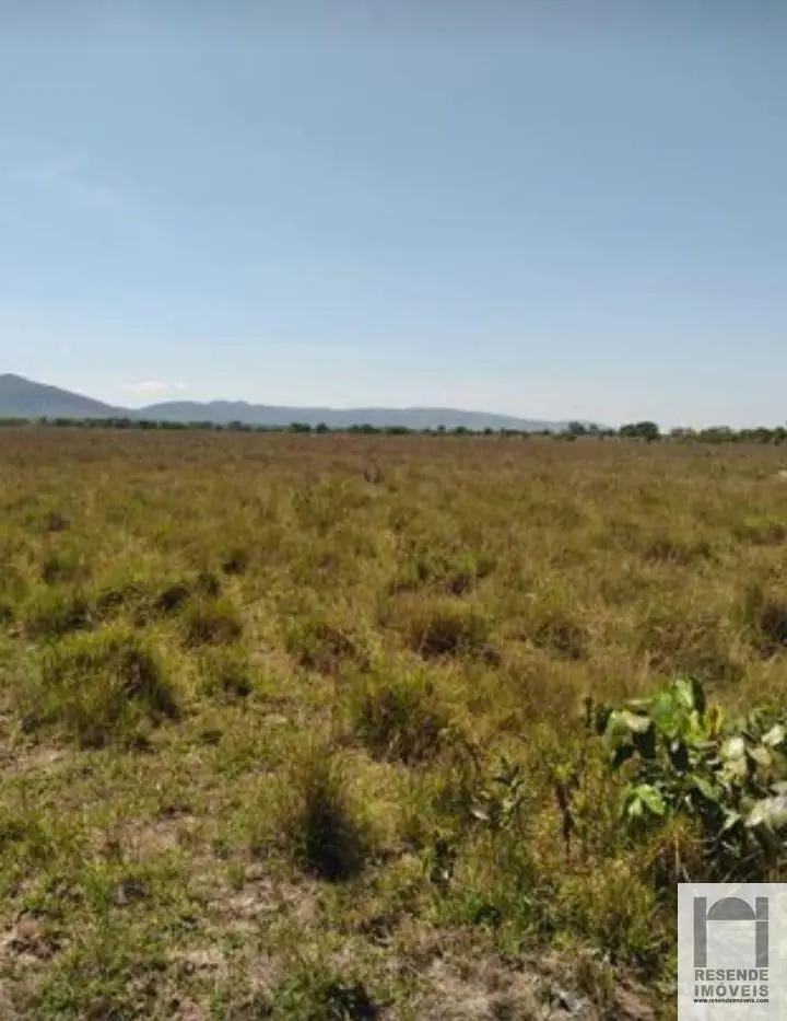  FAZENDA A 60KM DE FORMOSA GO, SENDO 30 KM DE ASFALTO E 30 KM DE ESTRADA DE CHÃO...