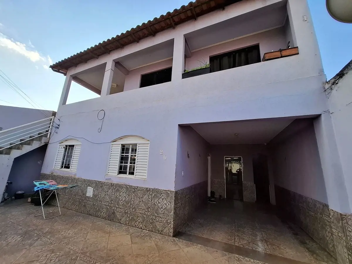 Conheça esta charmosa casa sobrado de 2 pavimentos, localizada na SHPS Quadra 40...