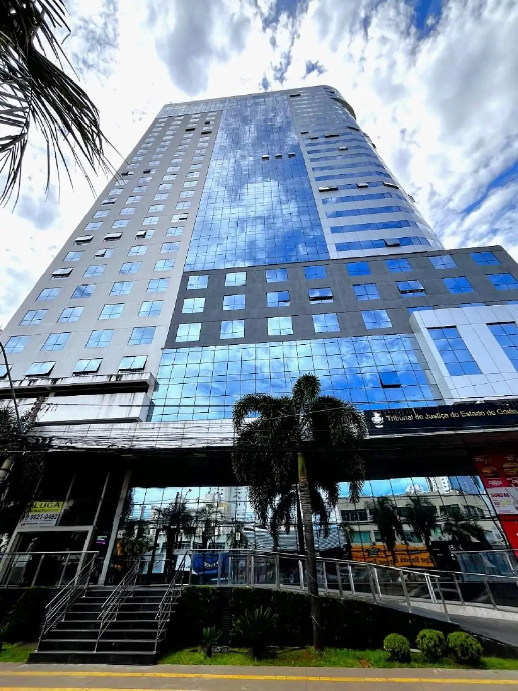 Sala comercial mobiliada com 79 m2. Sala de recepção com 06 poltronas, mesa de a...