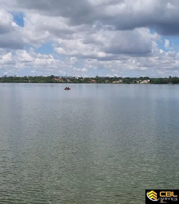 CBL IMÓVEIS VENDEMaravilhosa e MODERNA casa com acesso direto ao lago no Setor d...