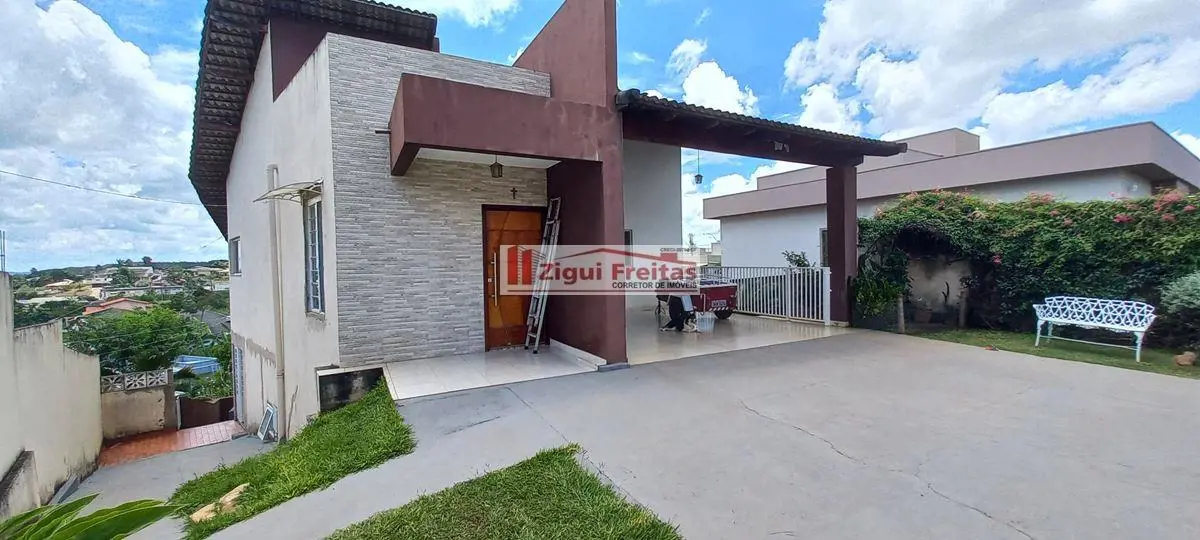 VENDO CASA COM EXCELENTE DISTRIBUIÇÃO, LOCALIZADA NO CONDOMÍNIO OURO VERMELHO II...