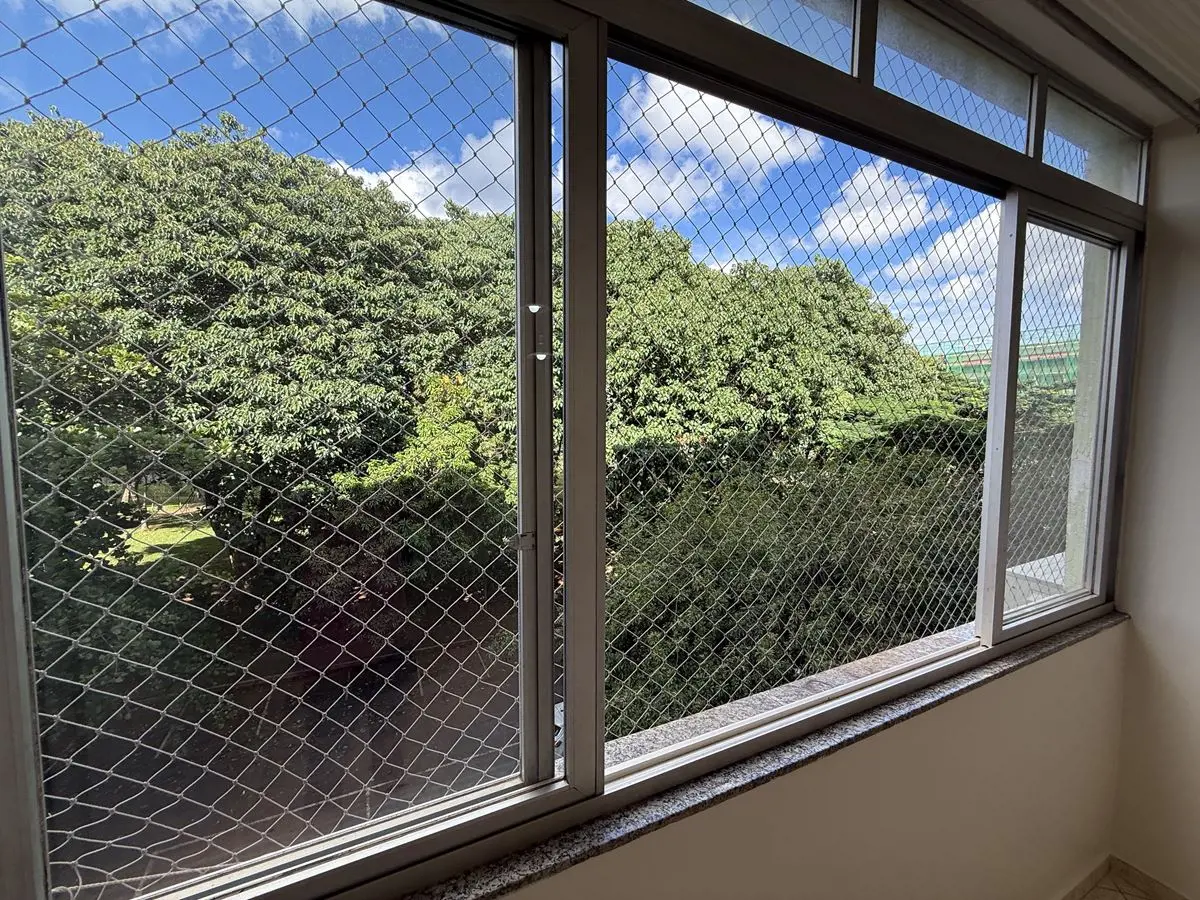 AZEREDO EMPREENDIMENTOS ALUGA EXCELENTE APARTAMENTO NA SQS 205 COM 3 BANHEIROS !...