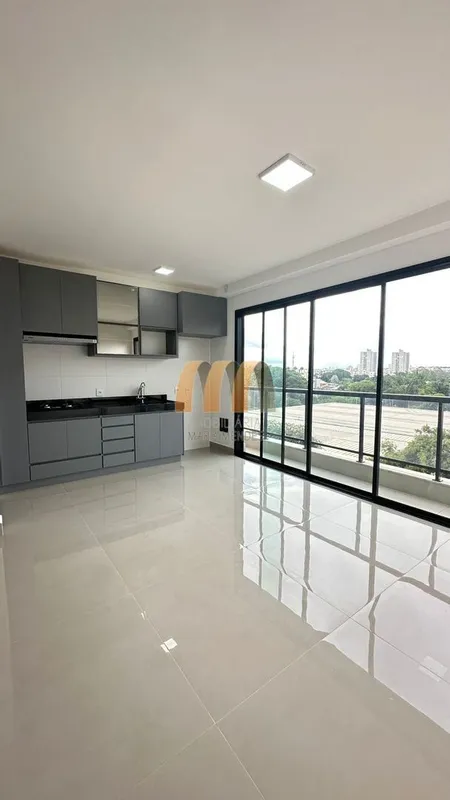 03 quartos todos com armários sendo 01 suíte, sala, cozinha com armários e fogão...