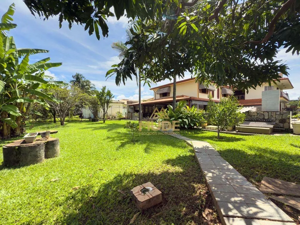 Esta casa maravilhosa desfruta de um lote privilegiado e oferece uma estrutura e...