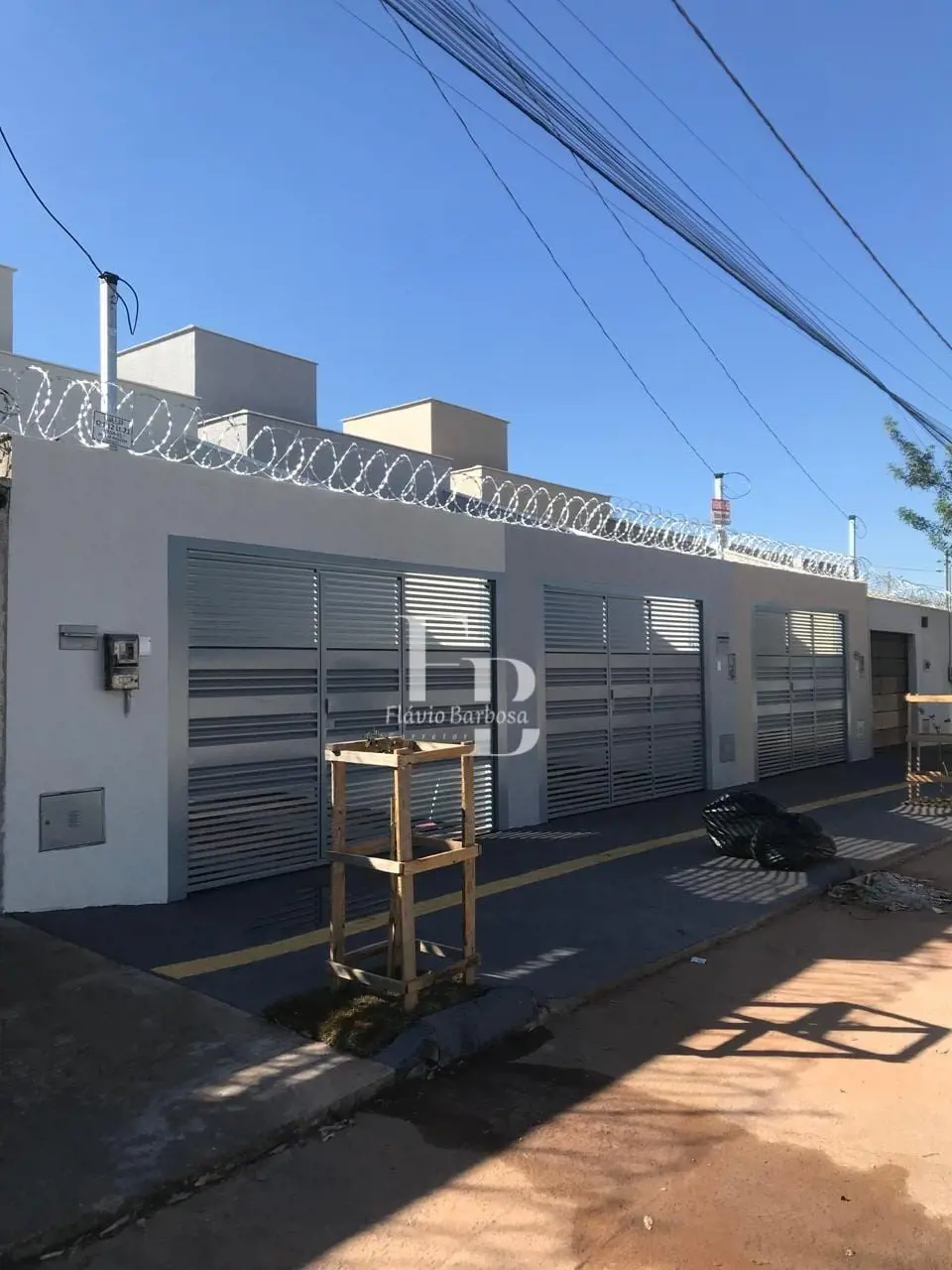 Linda casa no Jardim Ipanema 2 quartos, sendo 1 suíte, Sala, Cozinha c/ bancada,...