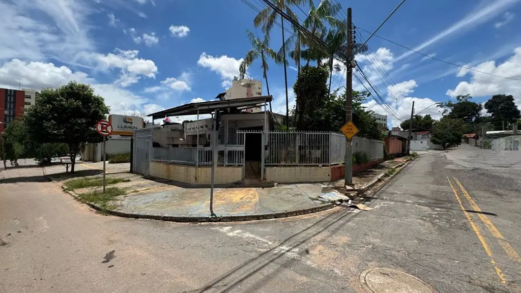 Vende-se Casa no Setor Sul em Goiânia, sendo 04 quartos, 02 suíte, 01 lavabo, 01...