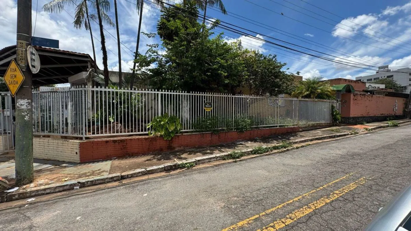 Vende-se Casa no Setor Sul em Goiânia, sendo 04 quartos, 02 suíte, 01 lavabo, 01...