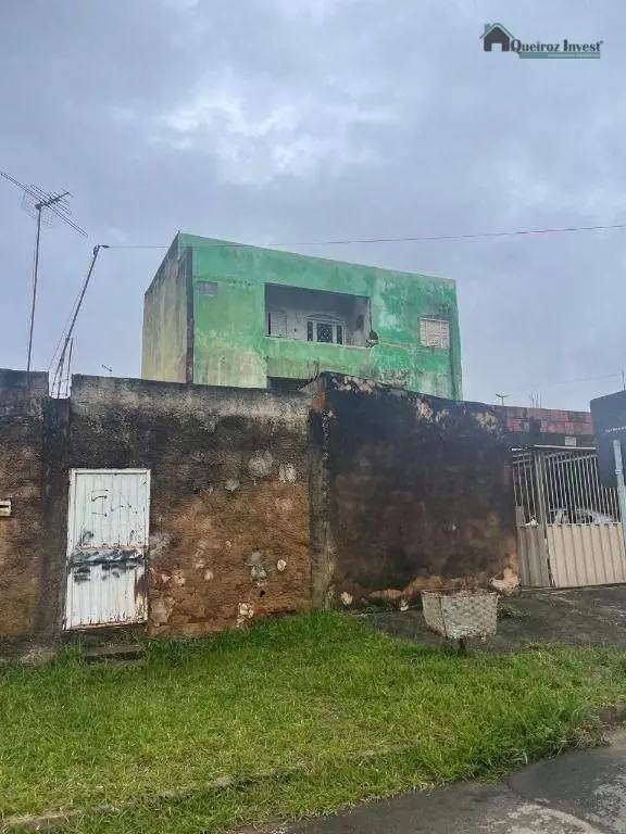 Sobrado com 3 pavimentos independentes, cada um com: 02 quartos, sala, cozinha e...