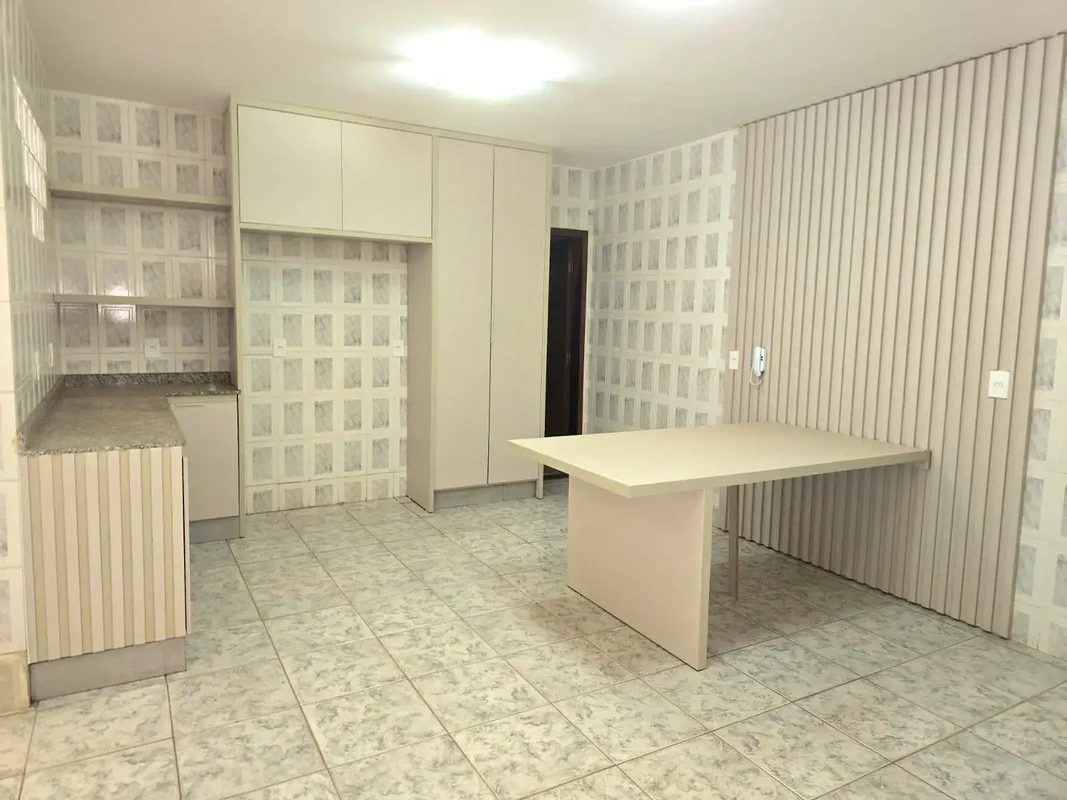 PRÓXIMA a PORTARIA, em RUA bem TRANQUILA BAIXAMOS PARA 7.400O TÉRREO possui SALA...