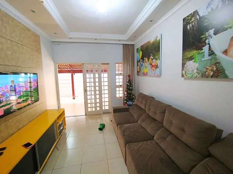  Comentários do corretor: Casa usada com 3 quartos, com 1 suíte e closet, banhei...