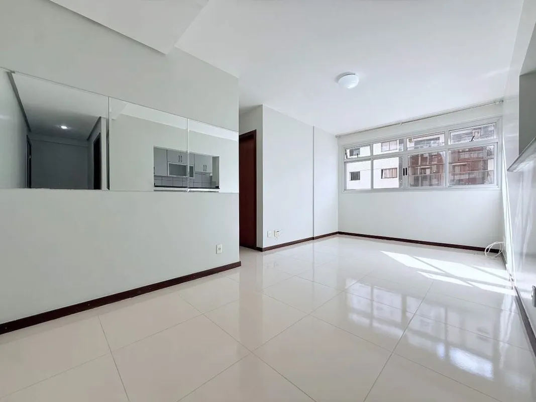 O imóvel é composto por:- 2 quartos com armários- Sala ampla com espelho- Banhei...