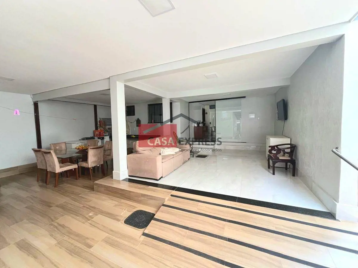 Excelente casa na Laje c/ edicula!CASA PRINCIPAL - 3 quartos sendo 2 suítes;- Co...