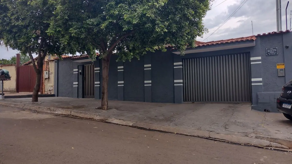 VENDE CASA COM QUATRO QUARTOS, DUAS SUÍTES, UM BANHEIRO SOCIAL, NO BAIRRO SÃO FR...