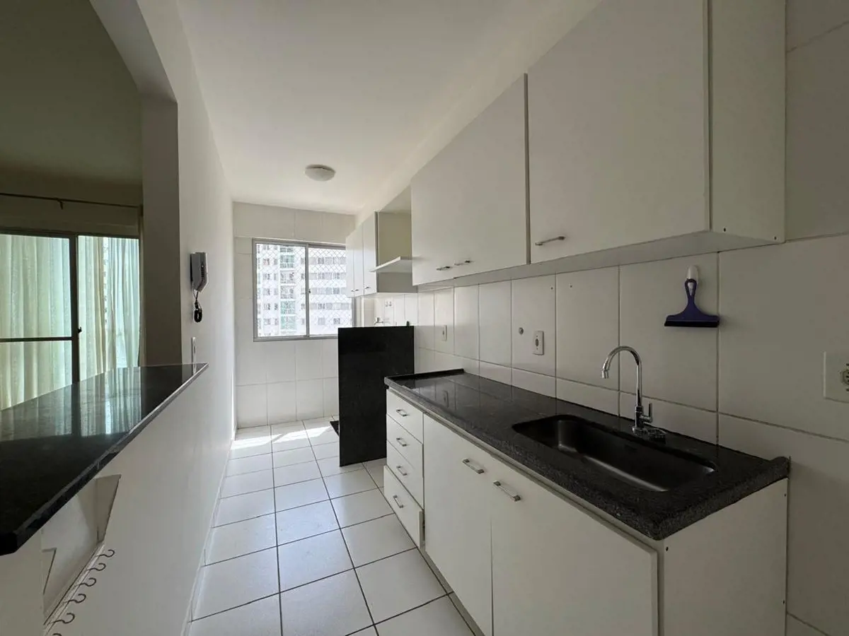 Apartamento dividido em 2 quartos, sendo uma suíte, um dos quartos com armários,...