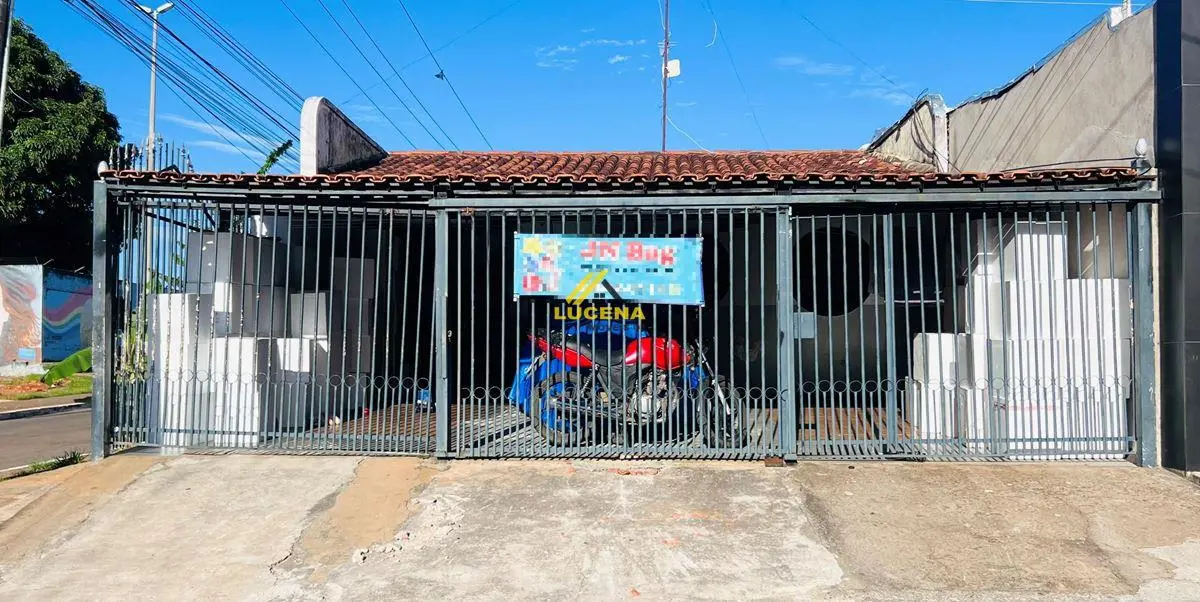 Descubra uma casa de esquina ampla e bem localizada em Ceilândia Norte, no QNO 9...