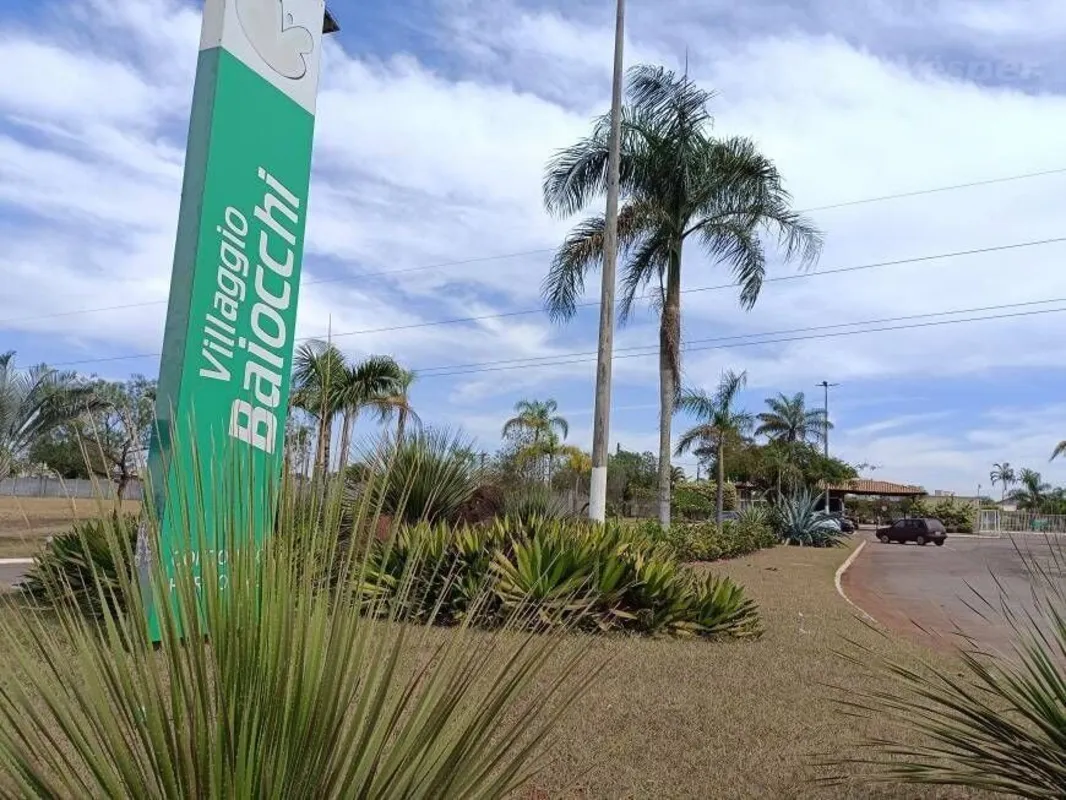 Excelente lote com 1.190,15m² no Condomínio Villagio BaiocchiPela frente com a A...