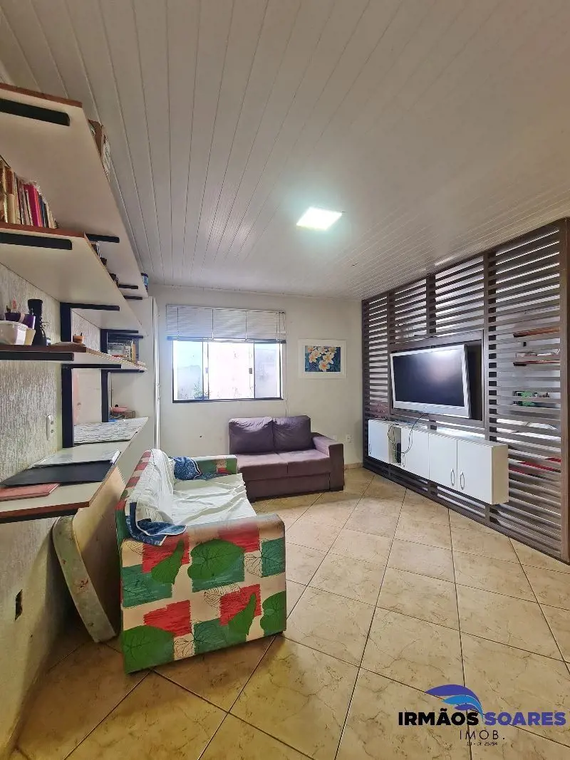 Casa térrea, distribuída em sala ampla dois ambientes, sala de TV, cozinha ampla...