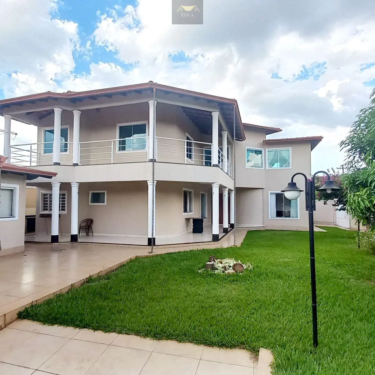 Localizado no charmoso condomínio Residencial Minigranja do Torto, este sobrado ...