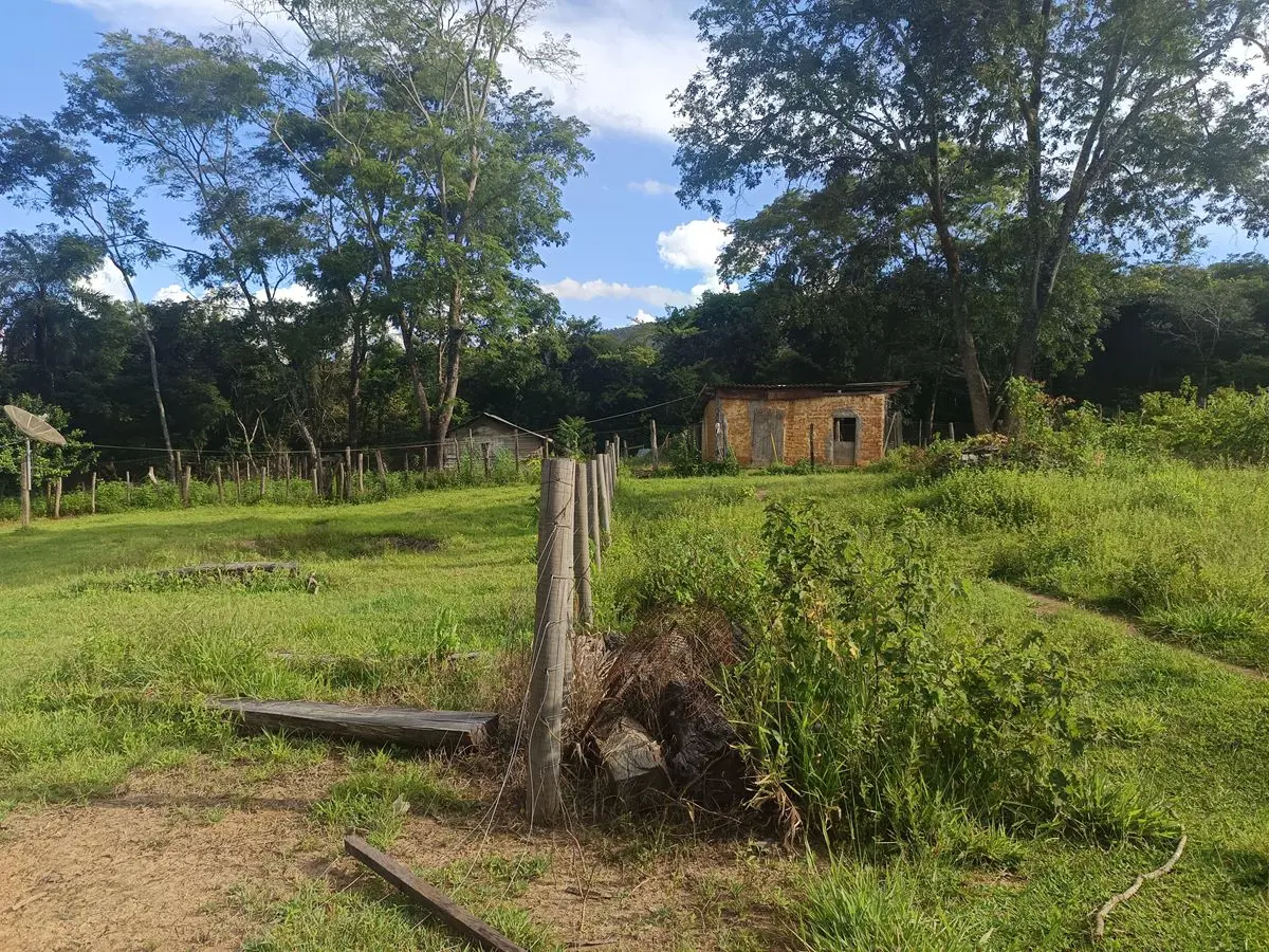 Sito DF 205 ,a 20 km de sobradinho.São 19.4 hectares, água de córrego.Terra boa ...
