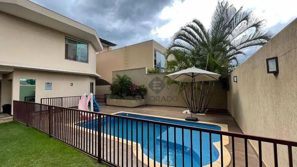 Descubra uma linda casa no condomínio Ecológico Village III, uma localização pri...