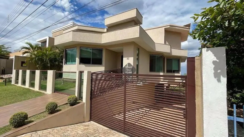 Descubra uma linda casa no condomínio Ecológico Village III, uma localização pri...