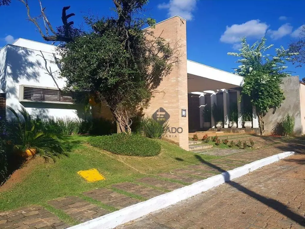 Descubra uma casa espaçosa e acolhedora no Condomínio Lago Sul II, localizado no...