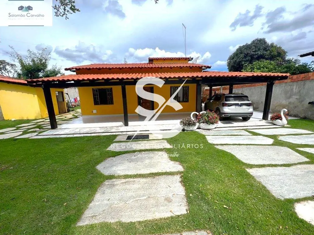 CASA À VENDA – CONDOMÍNIO PARQUE DO MIRANTE (DF-140) Casa com aproximadamente 20...
