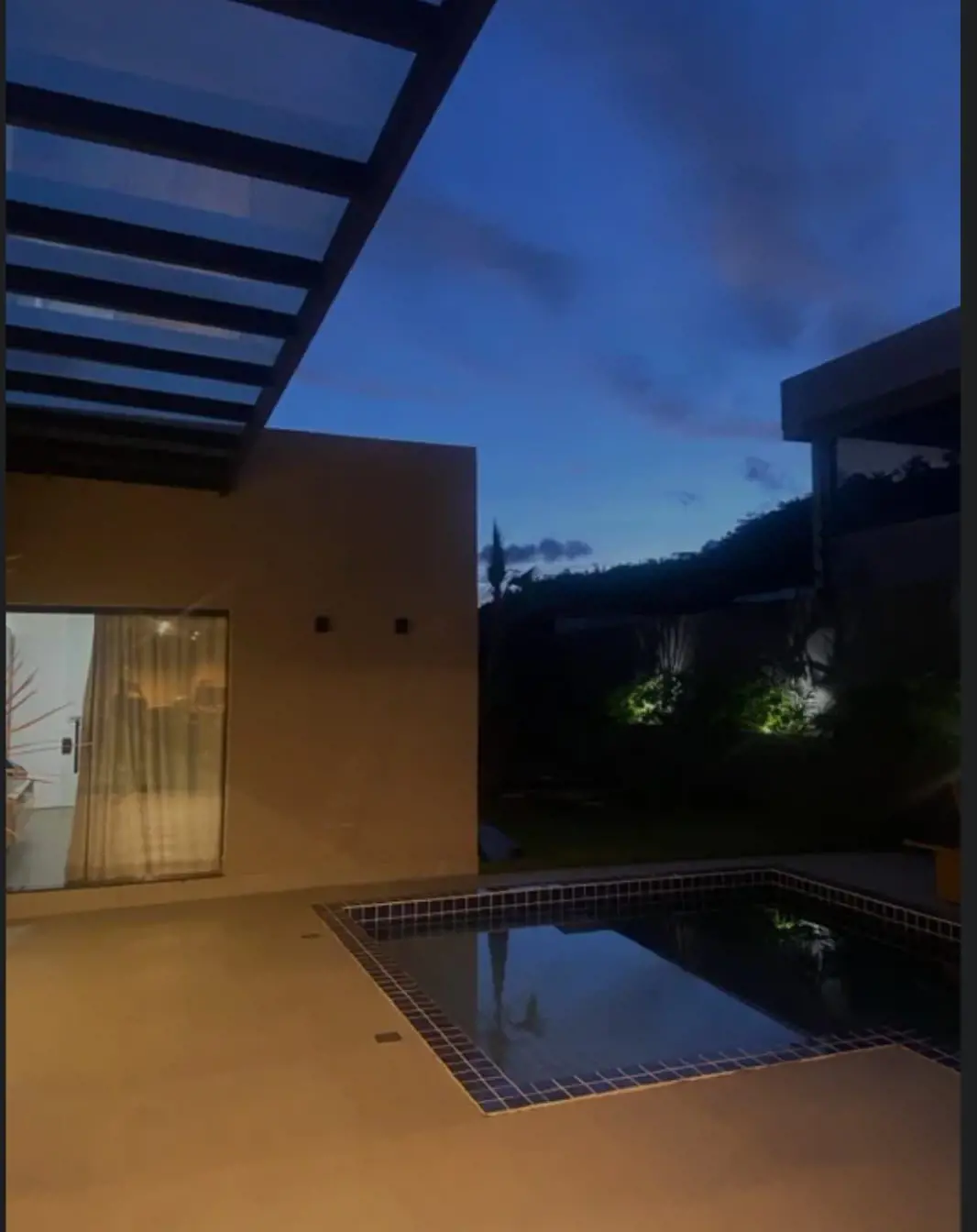 GCASTRO VENDE!CASA CONDOMÍNIO QUINTAS DO SOLQUADRA 05Linda casa moderna com pisc...