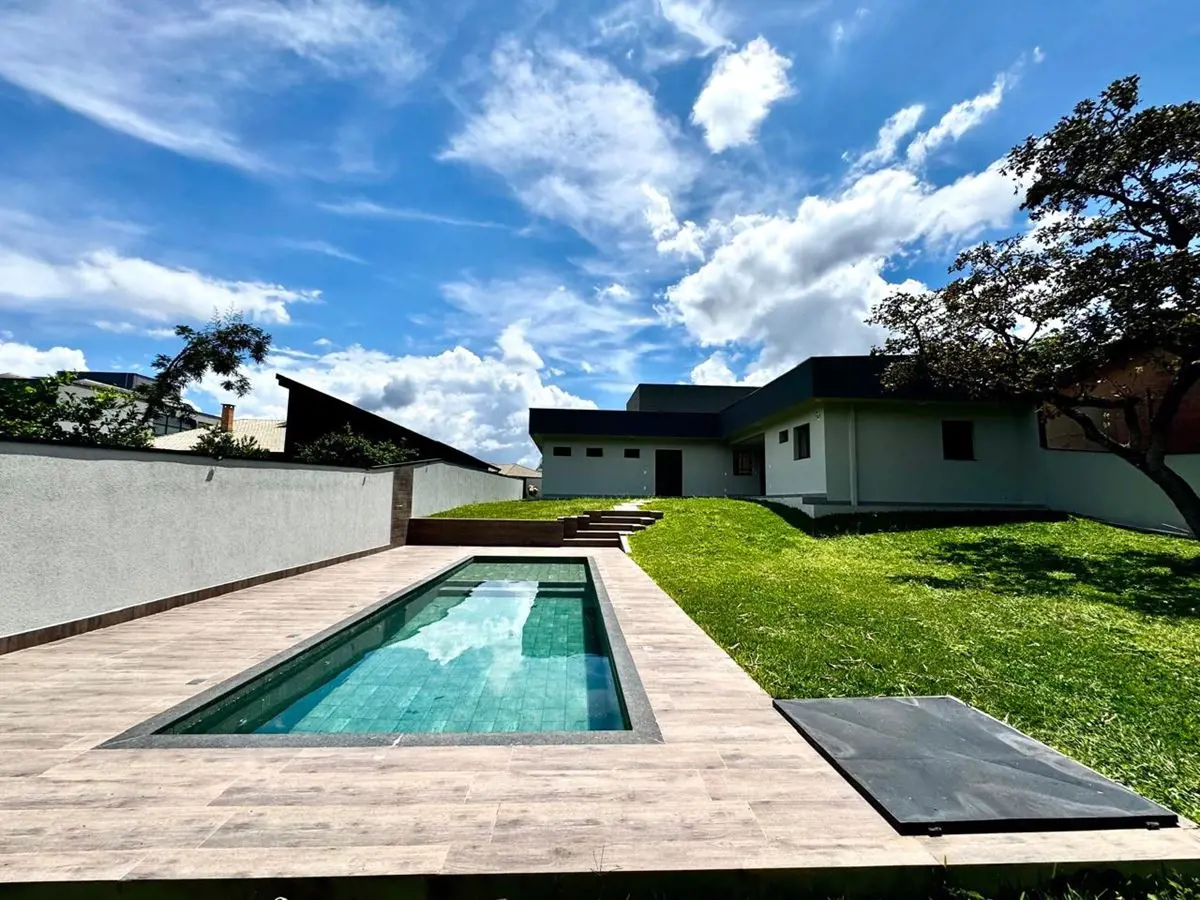 Julisce Alencar Assessoria Imobiliária vende...Casa de Alto Padrão no Condomínio...