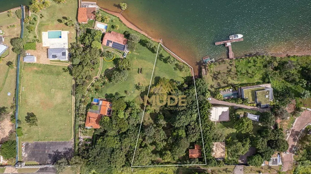 Terreno Espetacular à Beira do Lago Paranoá: Uma Oportunidade Única para Constru...