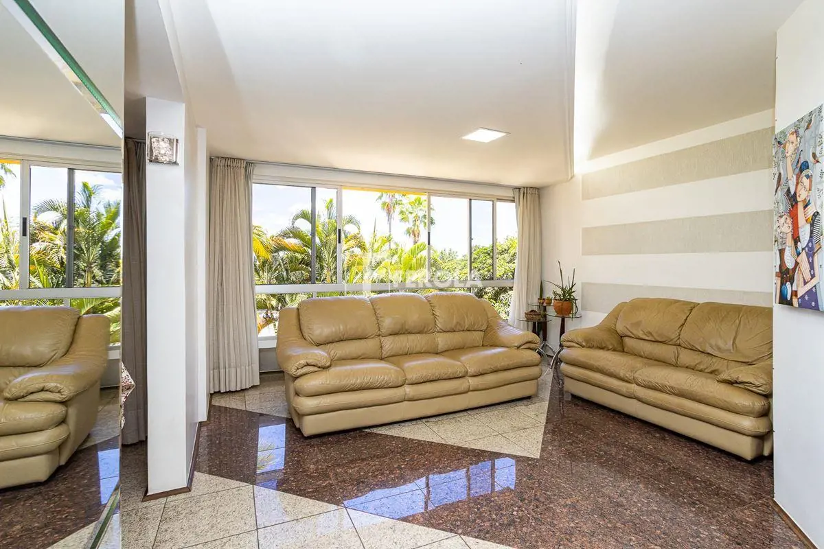 A FEROLA, especialista em imóveis com 25 anos de experiência e premiada com o Co...