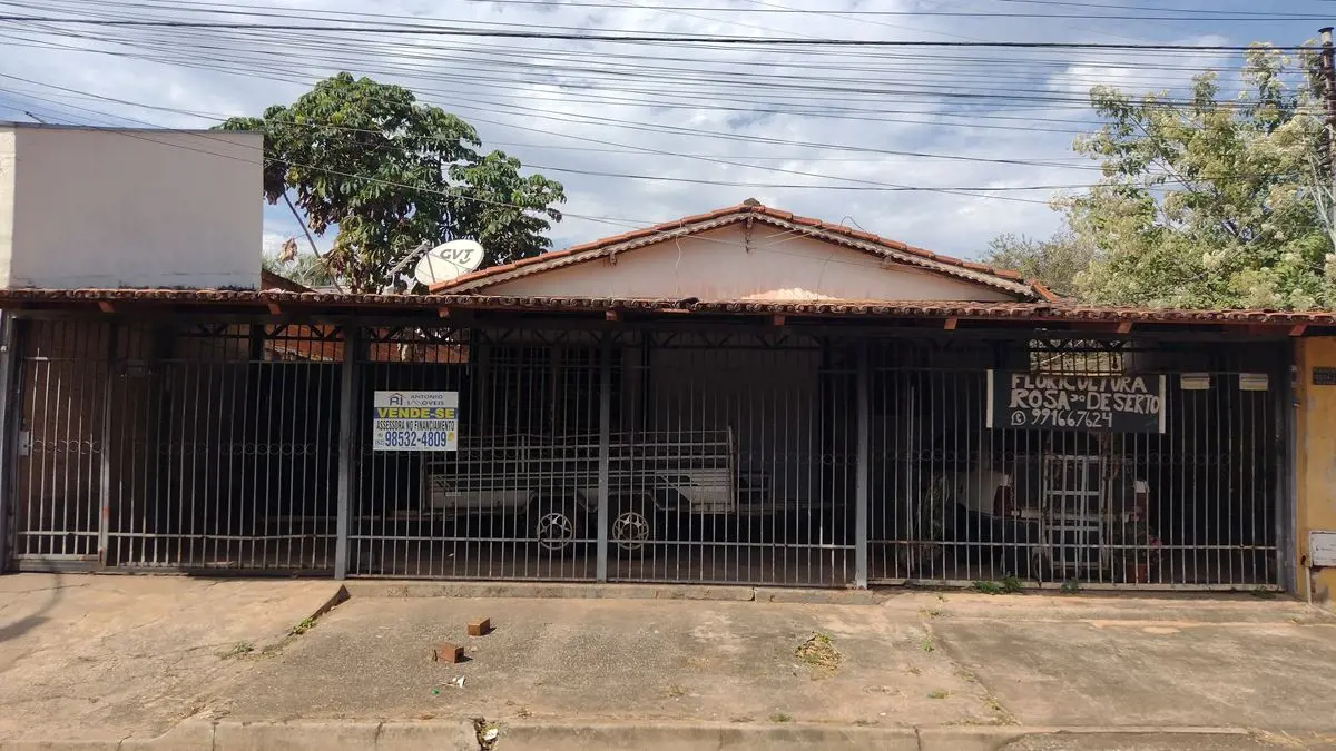 CASA A VENDA, COM 2 BARRACOS, EM LOTE COM 384 METROS QUADRADOS, NA VILA SANTA RI...